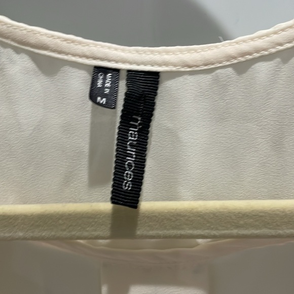 Sleeveless, sheer quarter-zip blouse in cream - Picture 3 of 5